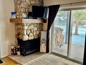 Interior - Cozy 2 bedroom condo with Mountain View  in perfect Fraser location (Fraser)
