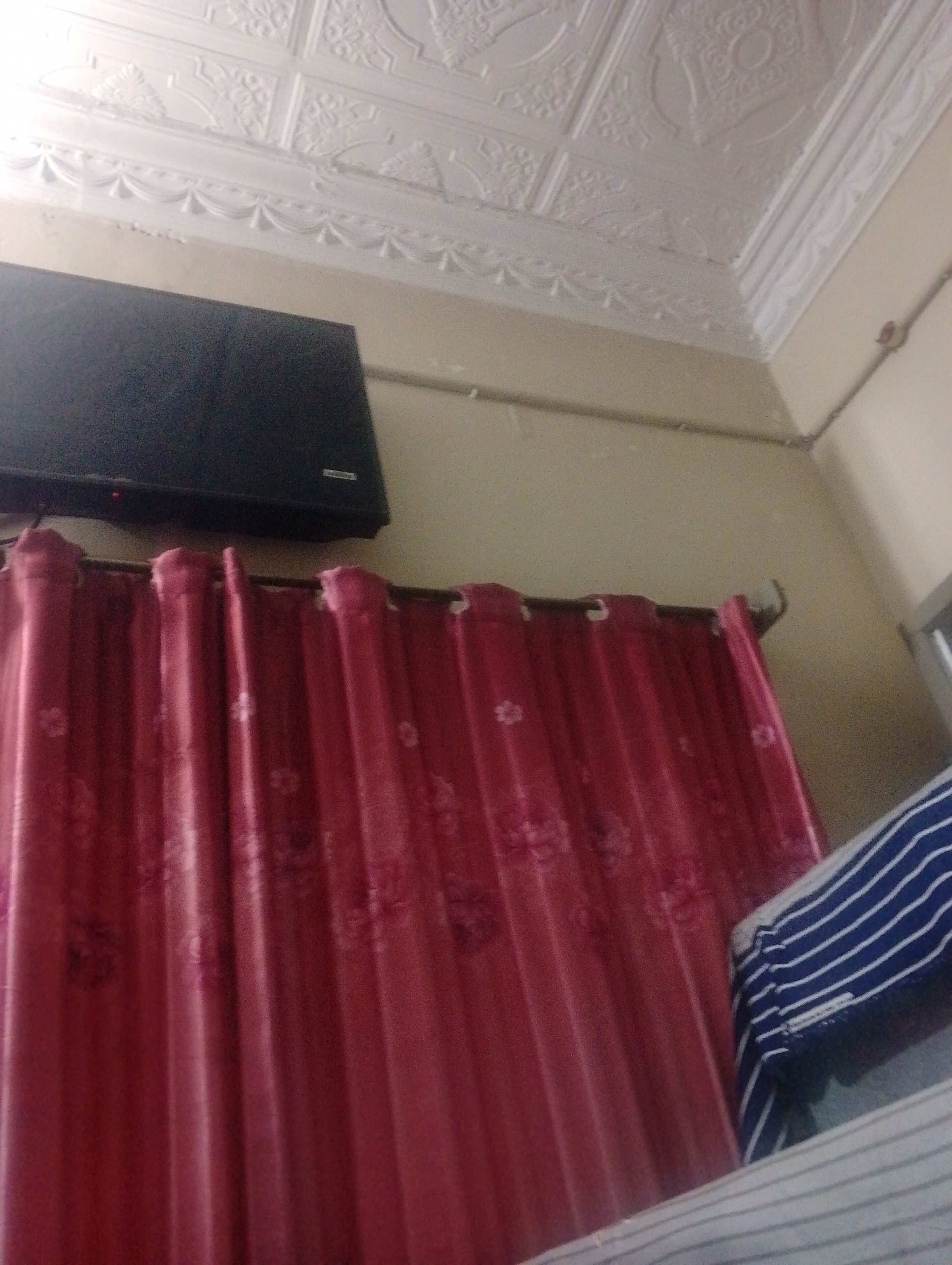 غرفة مزدوجة أو بسريرين منفصلين بتجهيزات أساسية