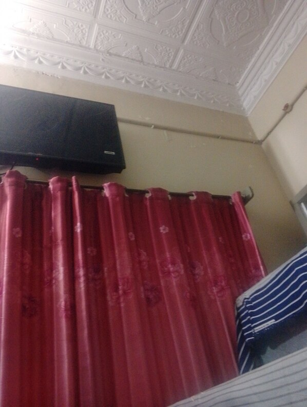 غرفة مزدوجة أو بسريرين منفصلين بتجهيزات أساسية