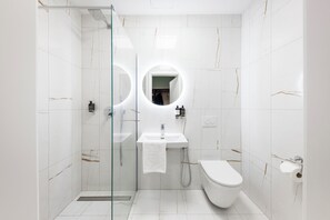 Superior double room with kitchenette | 浴室 | 淋浴設備、風筒、提供毛巾、番梘