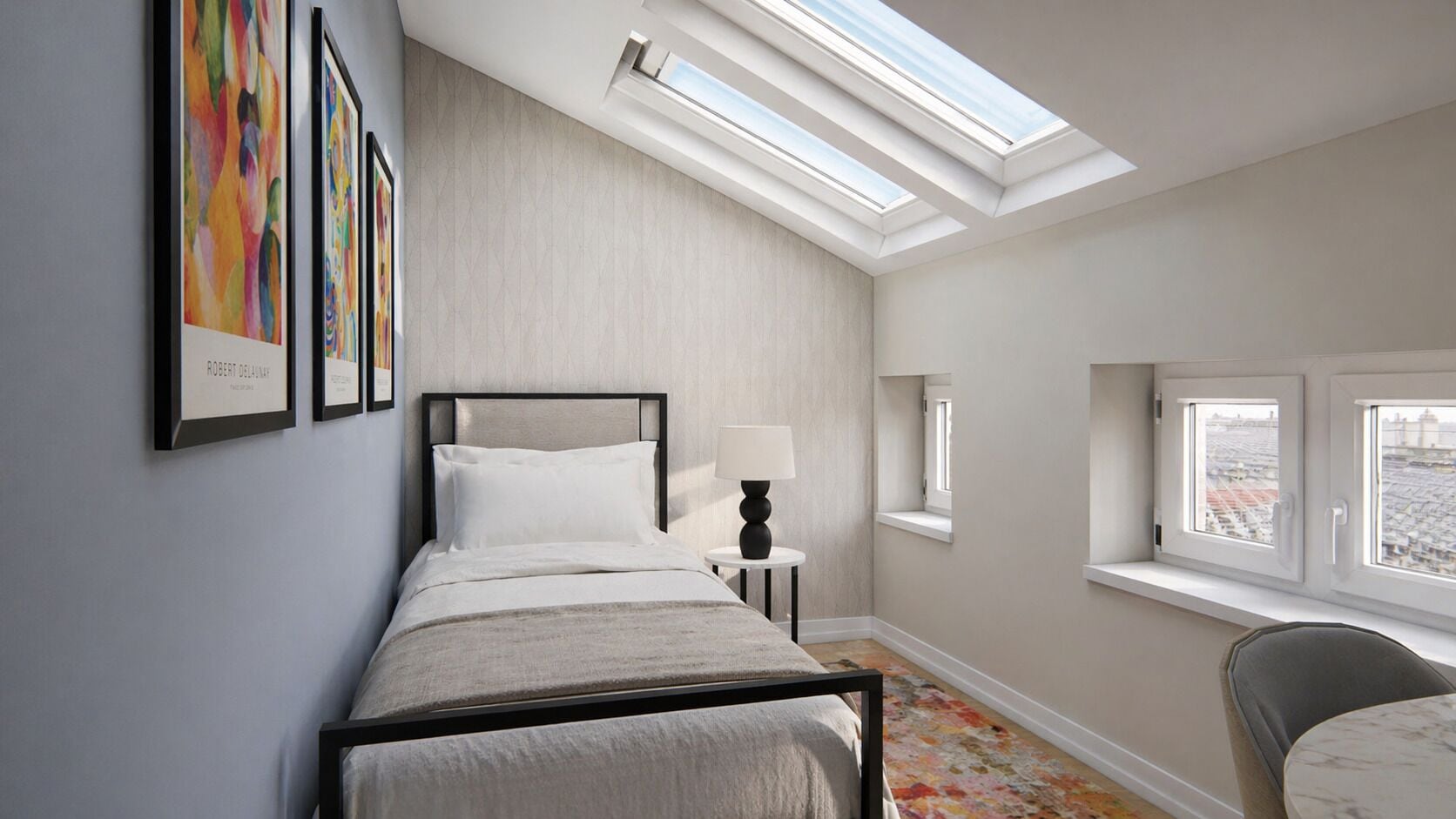 Un dormitorio con tragaluz, cama, mesita de noche, silla y ventana con vistas.