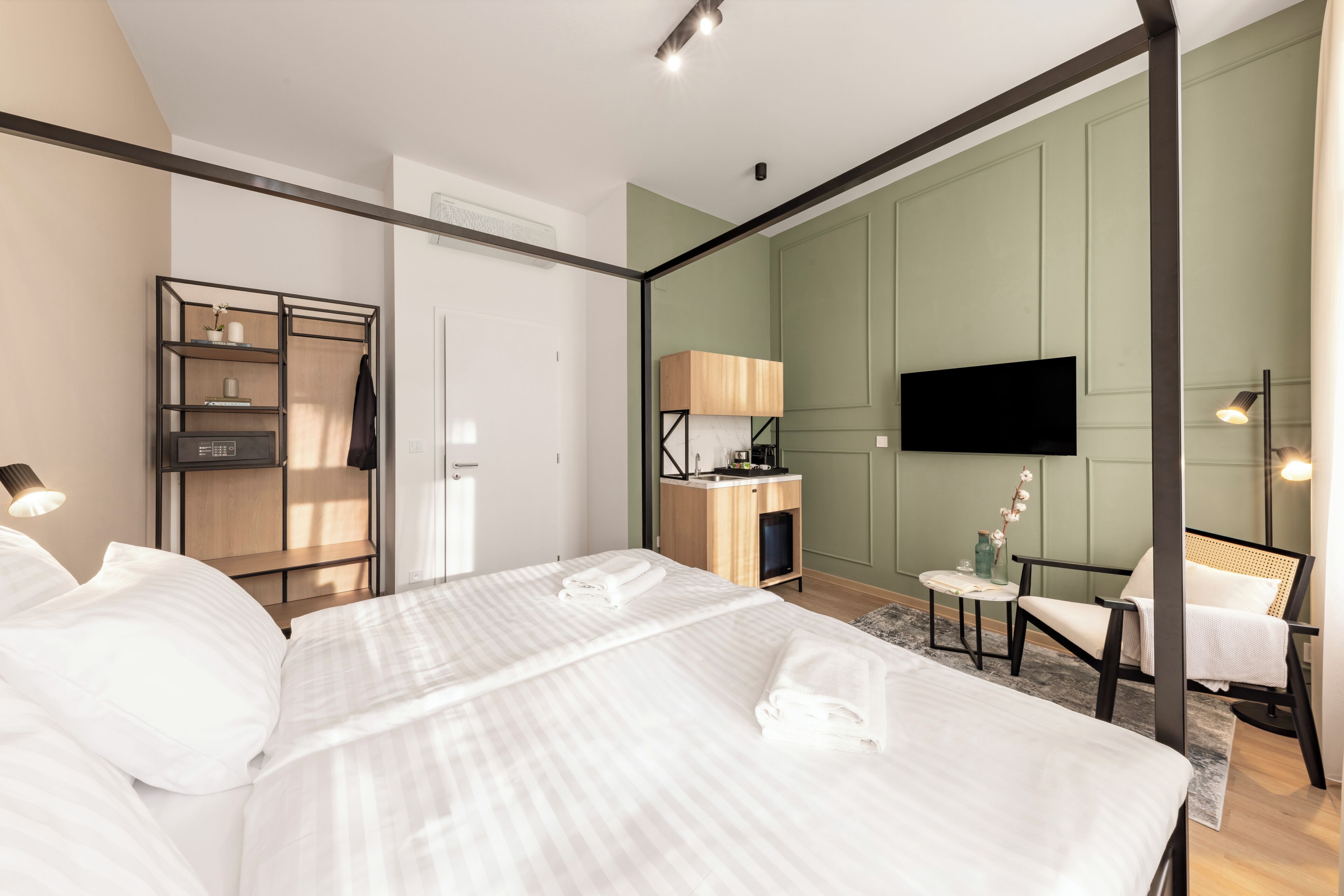 In-room safe, free WiFi, bed sheets