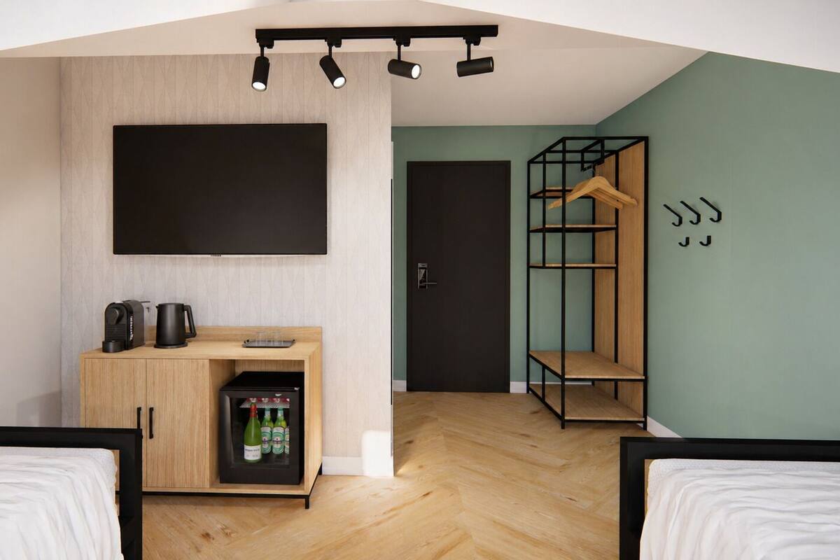 In-room safe, WiFi (free)