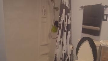 Serviettes fournies, papier toilette