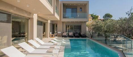 Ulkouima-allas, aurinkotuoleja