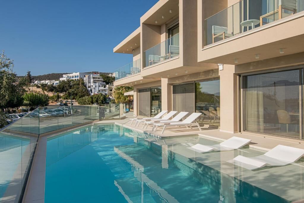 Villa Deluxe, piscina privada, vistas al mar | Piscina | Una piscina al aire libre, tumbonas