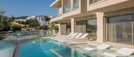 Villa Deluxe, piscina privata, vista mare | Piscina | Piscina all'aperto, lettini