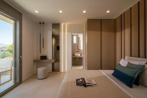 Colchones con pillow-top y caja de seguridad en la habitación 