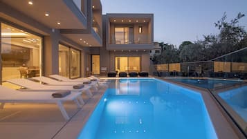 Vila luxo, piscina particular, vista para o mar | Piscina | Piscina externa, espreguiçadeiras