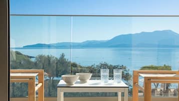 Deluxe Villa, Private Pool, Sea View | Outdoor dining