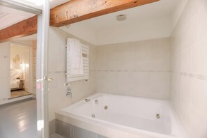 Regadera, secadora de cabello, bidet, toallas 
