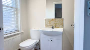 Suihku, sadesuihkupää, hiustenkuivaaja, pyyhkeet