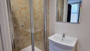 Departamento | Baño | Regadera, regadera tipo lluvia, secadora de cabello, toallas