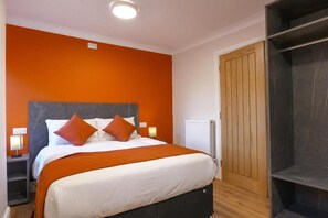 Desk, laptop workspace, iron/ironing board, WiFi - Relax Inn - Thorpe Lodge Hotel  (Peterborough)