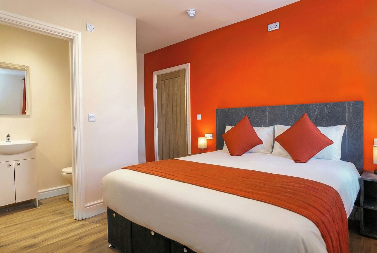 办公桌、笔记本电脑工作区、熨斗/熨衣板、旅行婴儿床