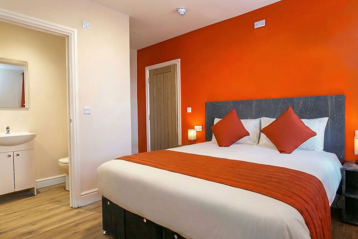 Escritorio y espacio para trabajar con laptop