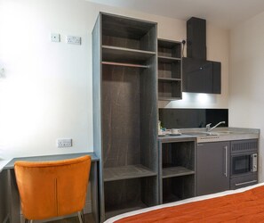 Desk, laptop workspace, blackout curtains, iron/ironing board - Relax Inn - Thorpe Lodge Hotel  (Peterborough)