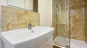 Shower, rainfall showerhead, hair dryer, towels - Relax Inn - Thorpe Lodge Hotel  (Peterborough)