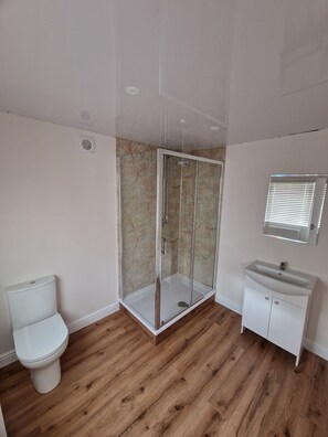 Shower, hair dryer, towels, soap - Relax Inn - Thorpe Lodge Hotel  (Peterborough)