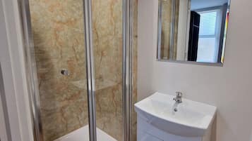 Shower, pancuran hujan, pengering rambut, dan handuk