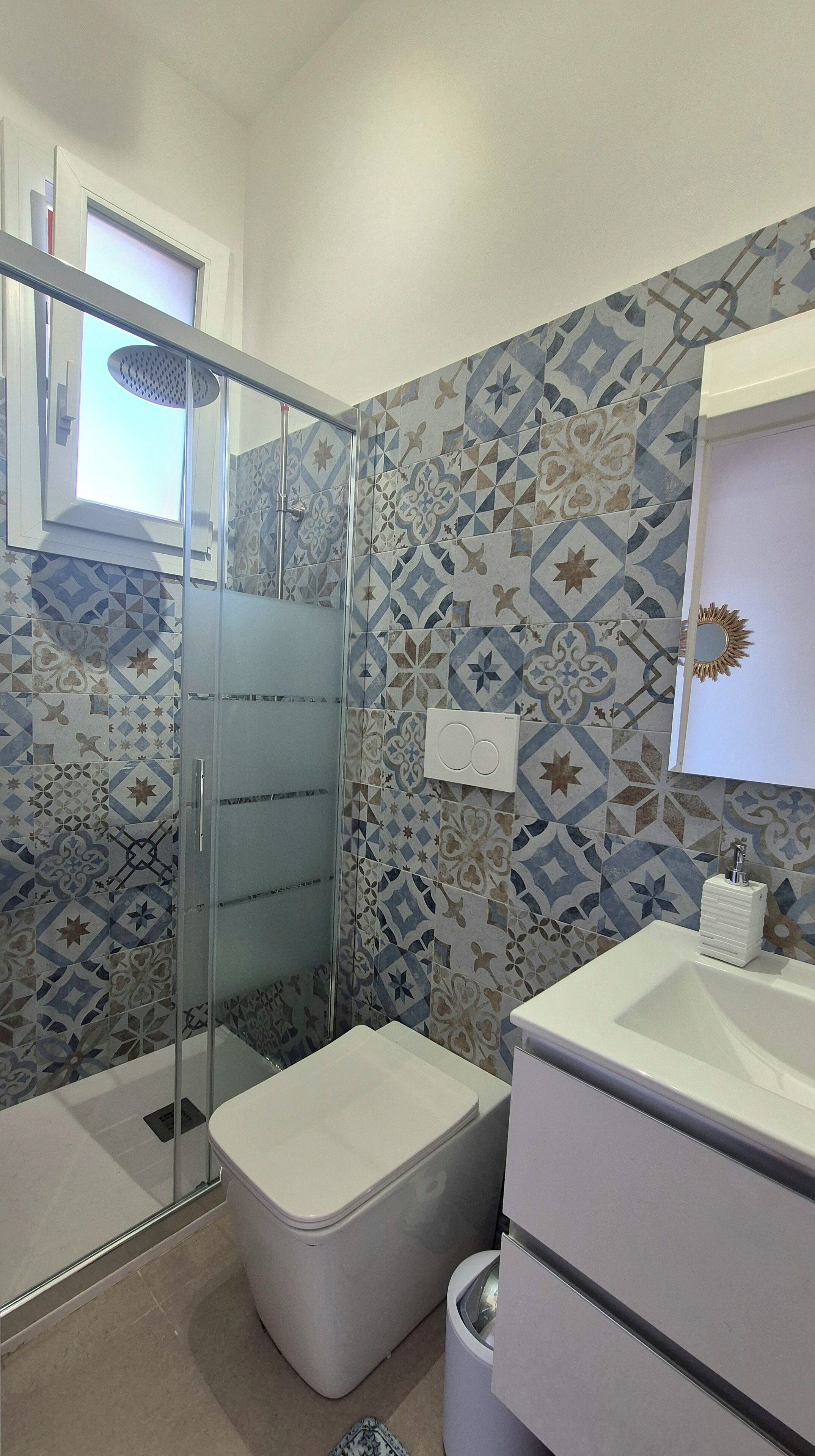 Un baño con ducha, inodoro y lavamanos.