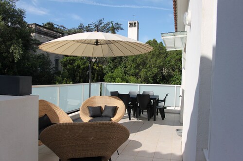 Appartement proche du centre historique, terrasse, clim et garage privé fermé.