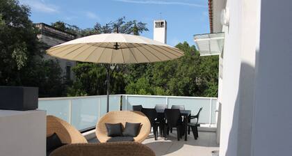 Appartement proche du centre historique, terrasse, clim et garage privé fermé.