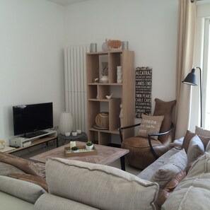 TV - Appartement proche du centre historique, terrasse, clim et garage privé fermé. (Arles)