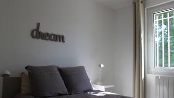 3 bedrooms, desk, iron/ironing board, free WiFi