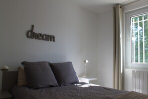 3 bedrooms, desk, iron/ironing board, free WiFi - Appartement proche du centre historique, terrasse, clim et garage privé fermé. (Arles)