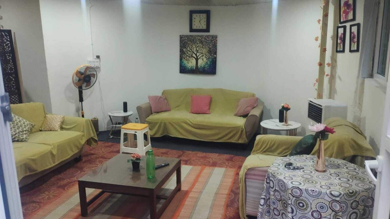 32-tums platt-tv med kabelkanaler