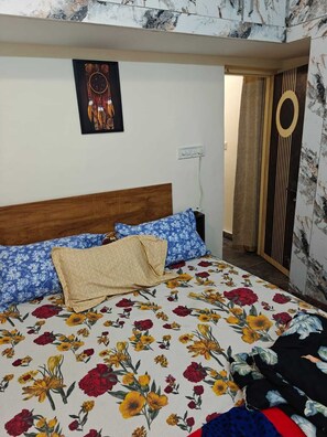 Free WiFi, bed sheets - Trisha's (Bengaluru)
