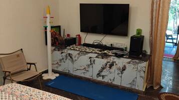 Villa | Free WiFi, bed sheets