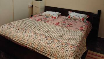 Villa | Free WiFi, bed sheets