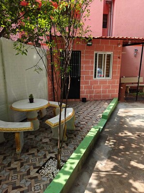 Outdoor dining - Trisha's (Bengaluru)