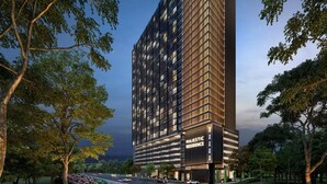 Un hôtel de grande hauteur au design moderne, reconnaissable à son imposante enseigne « Majestic Residence » qui orne sa façade.