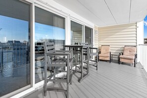 Outdoor dining - Bayfront 2Bed/2Bath Condo Near OC Convention Center (Ocean City)