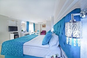 In-room safe, desk, laptop workspace, iron/ironing board - Glamour Classic Hotel Istanbul Sirkeci (Istanbul)
