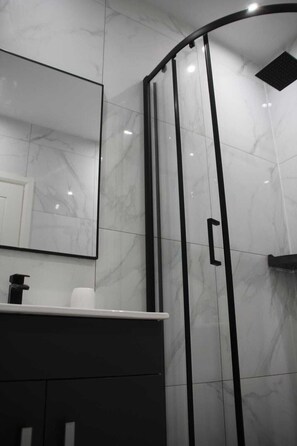 Shower, hair dryer, towels, shampoo - Cosy Bradford Studio Near Shops & Transport (Bradford)