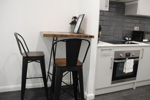 Fridge, microwave, oven, stovetop - Cosy Bradford Studio Near Shops & Transport (Bradford)