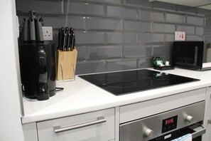 Fridge, microwave, oven, stovetop - Cosy Bradford Studio Near Shops & Transport (Bradford)