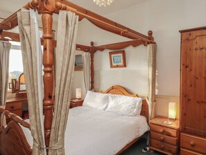 2 bedrooms, individually decorated, individually furnished, free WiFi - King Arthur Suite (Holyhead)