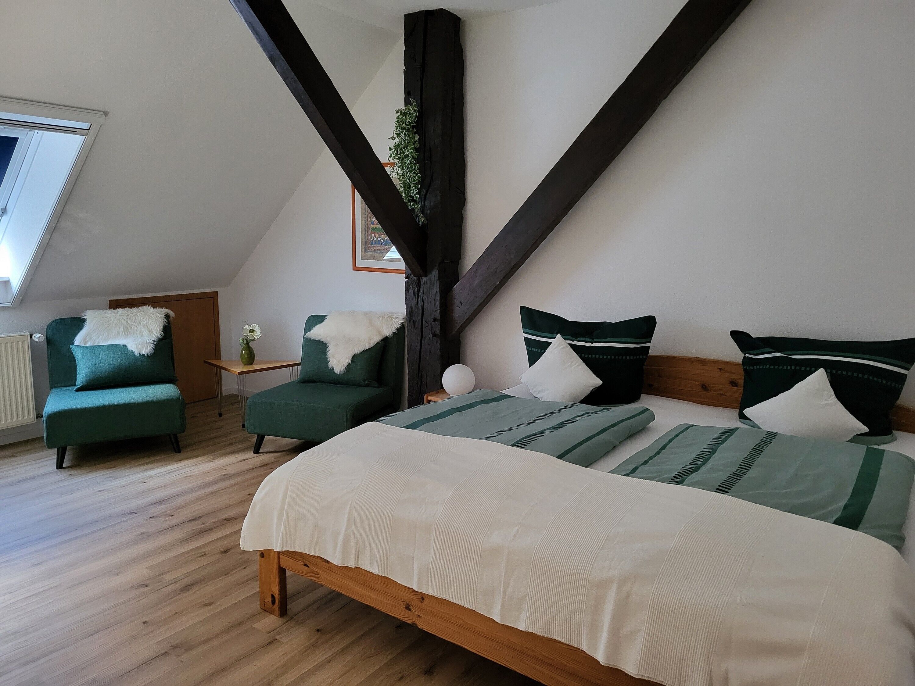 Tabla de planchar con plancha, wifi, ropa de cama