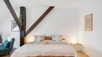 Tabla de planchar con plancha, wifi y ropa de cama