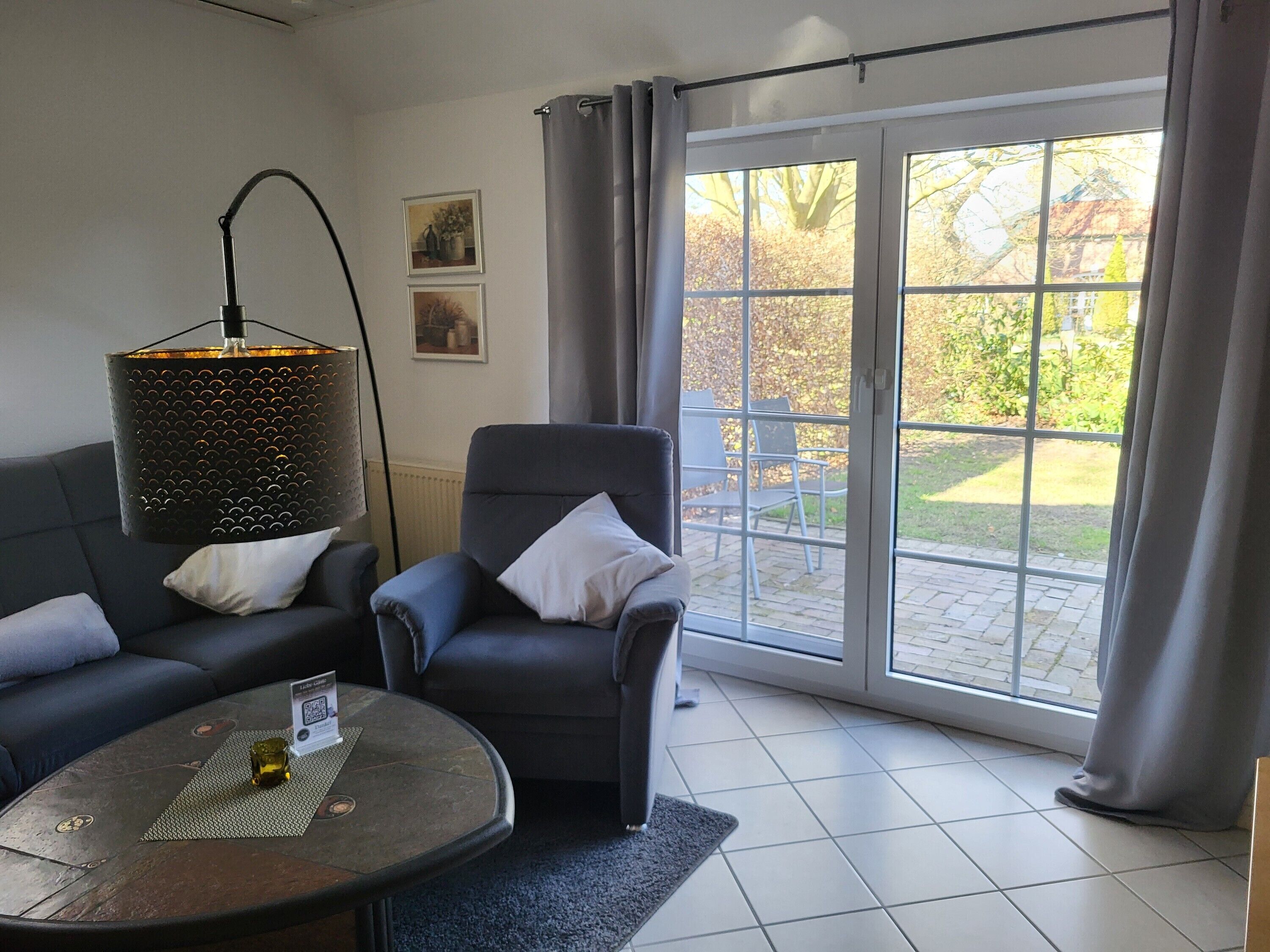 Una televisión, un reproductor estéreo