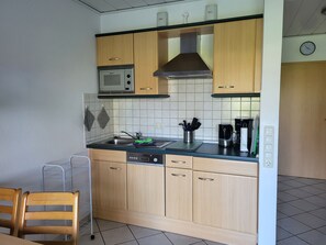 Geladeira, micro-ondas, cooktop, lava-louças