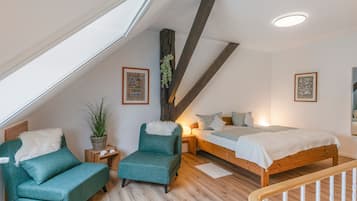 Planxa i posts de planxar, wifi i roba de llit