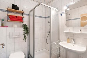 Dusche, Haartrockner, Handtücher