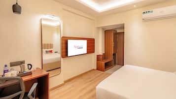 Una cassaforte in camera, tende oscuranti, ferro/asse da stiro