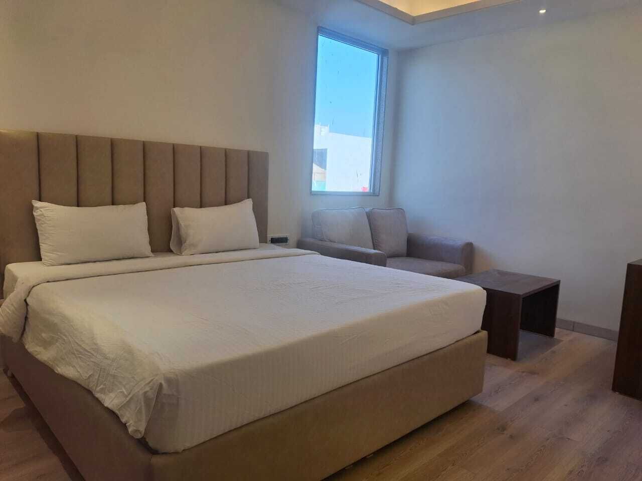 خزنة داخل الغرفة وستائر تعتيم ومكواة/لوح كي وواي فاي مجانًا